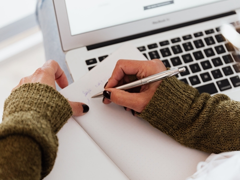 香港律師公證與海牙認(rèn)證的區(qū)別：哪個(gè)更合適？